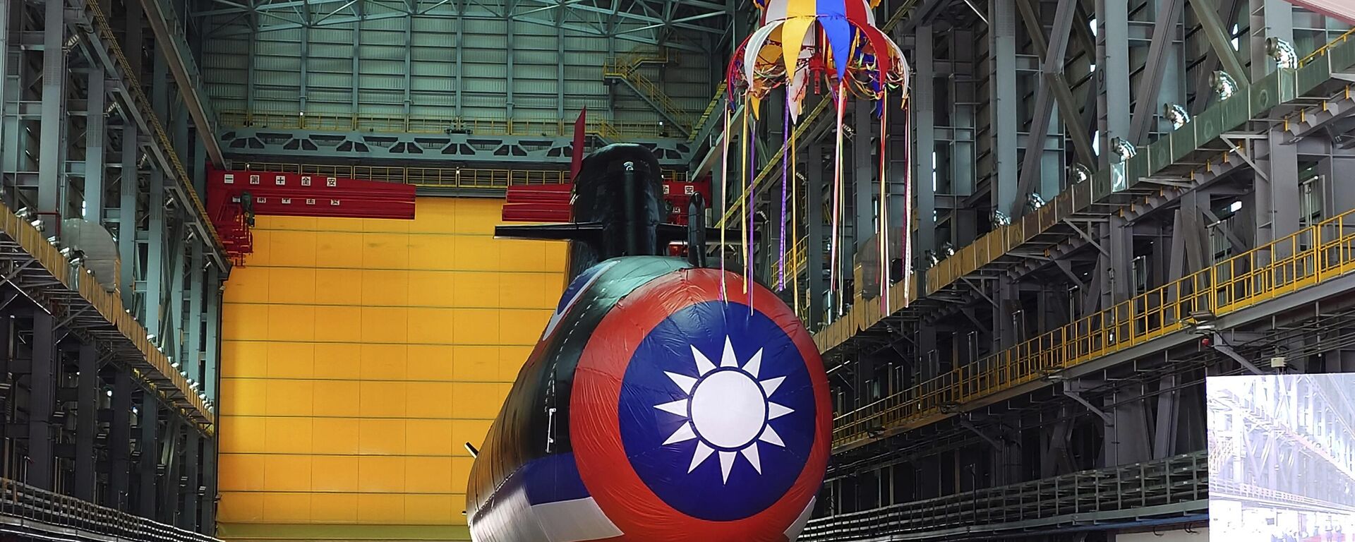 Taiwan's President Tsai Ing-wen, center, one of the three standing next to a covered submarine, attends the launching ceremony for domestically-made submarines at CSBC Corp's shipyards in Kaohsiung, Southern Taiwan, Thursday, Sept. 28, 2023.  - Sputnik International, 1920, 22.02.2024