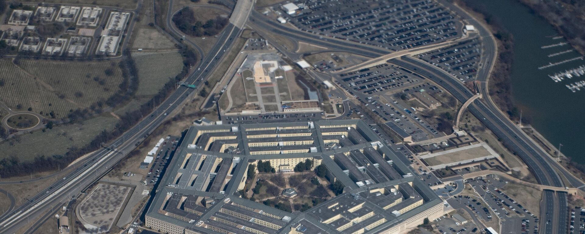 The Pentagon is seen from the air in Washington, DC, on March 2, 2022 - Sputnik International, 1920, 08.10.2023