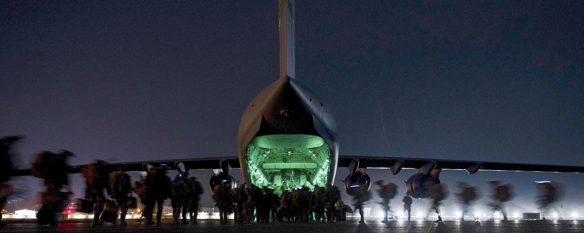 FILE - In this Aug. 30, 2021, file photo provided by the U.S. Air Force, soldiers, assigned to the 82nd Airborne Division, prepare to board a U.S. Air Force C-17 Globemaster III aircraft at Hamid Karzai International Airport in Kabul, Afghanistan. A State Department report says the department failed to do enough contingency planning before the collapse of the U.S.-backed government in Afghanistan. The review repeatedly blames the administration of former President Donald Trump for not doing enough planning or processing of visas after beginning the withdrawal.  - Sputnik International, 1920, 30.03.2026