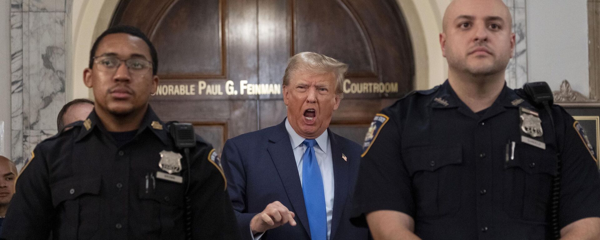 Former President Donald Trump speaks with journalists during a midday break from court proceedings in New York, Monday, Oct. 2, 2023 - Sputnik International, 1920, 03.10.2023