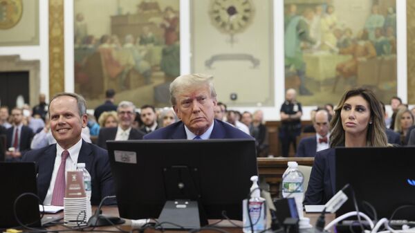 Former President Donald Trump, center, appears in court Monday, Oct 2, 2023, in New York. (Brendan McDermid/Pool Photo via AP) - Sputnik International