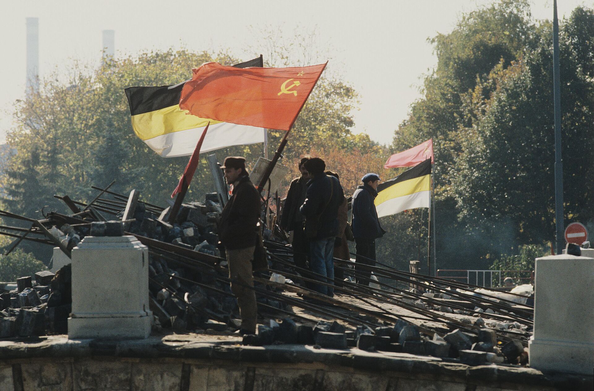 Supreme Soviet supporters stand guard at makeshift barricades outside the parliament building, waving Soviet and Imperial Russian banners. October 2, 1993. - Sputnik International, 1920, 03.10.2023