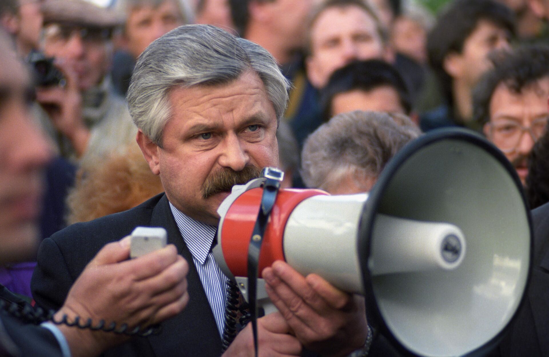 Alexander Rutskoy appeals to demonstrators in Moscow during the Constitutional Crisis of September/October 1993. - Sputnik International, 1920, 03.10.2023