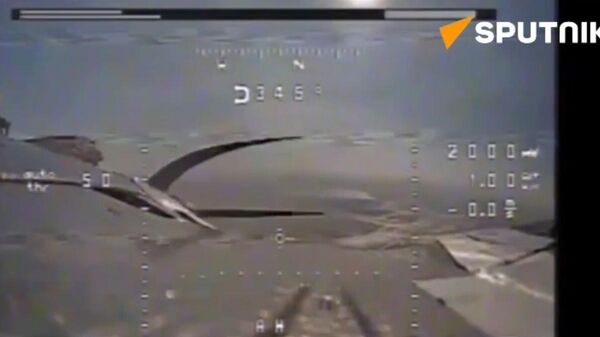 Watch Russian drone sneak behind Ukrainian lines to drop leaflets - Sputnik International