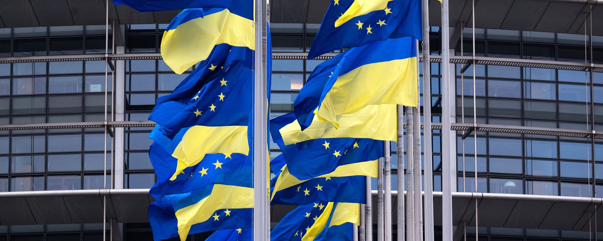 A picture taken on February 24, 2023 shows European Union's and Ukrainian flags fluttering outside the European Parliament in Strasbourg, eastern France. - Sputnik International, 1920, 28.10.2023