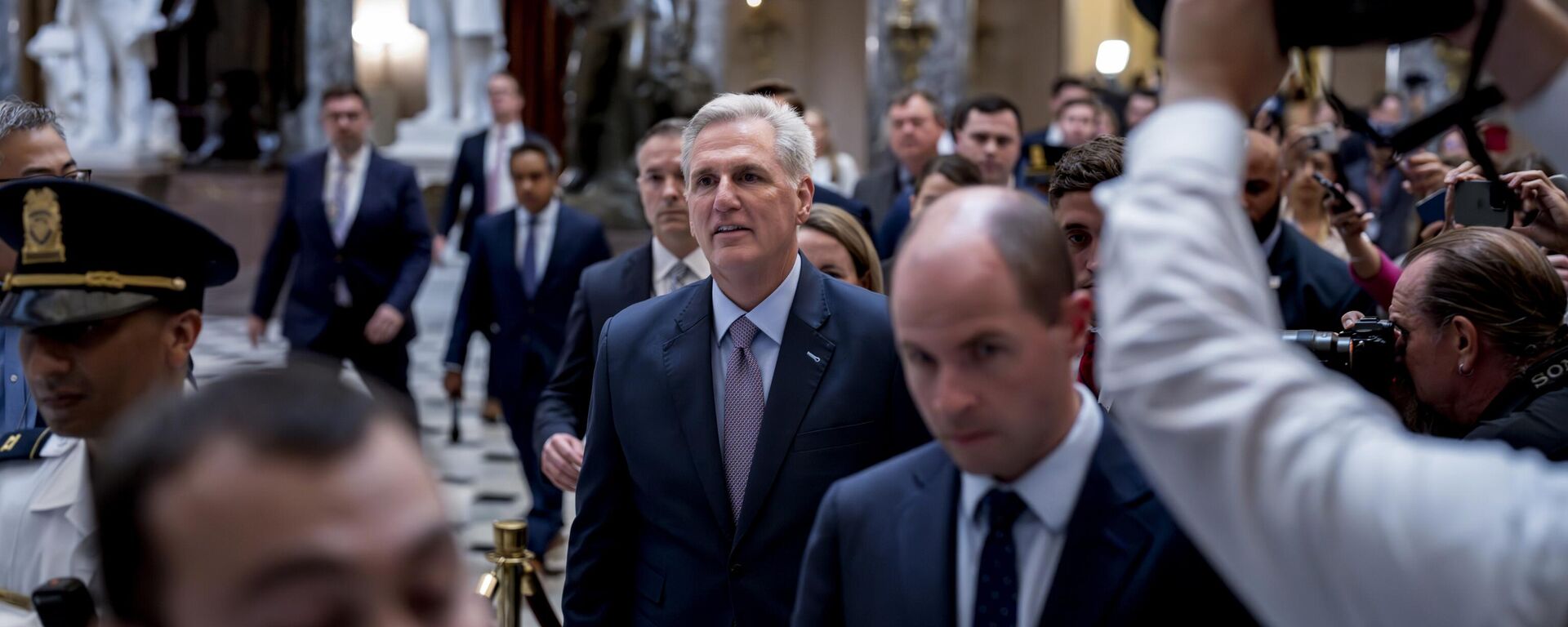 Rep. Kevin McCarthy, R-Calif., leaves the House floor after being ousted as Speaker of the House at the Capitol in Washington, Tuesday, Oct. 3, 2023.  - Sputnik International, 1920, 05.10.2023