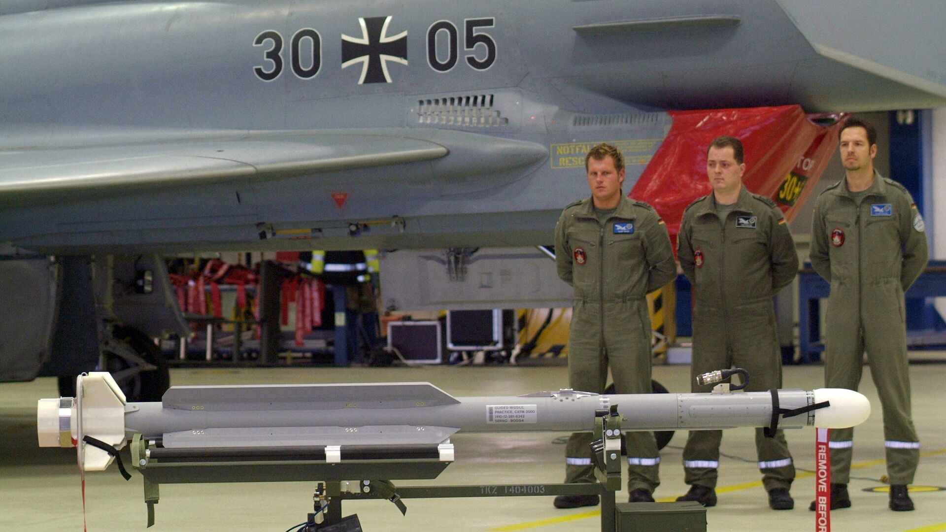 An IRIS-T Missile stands in front of an Eurofighter during an official ceremony at the airbase of Rostock-Laage, northern Germany, on Monday, Dec. 5, 2005. The German Luftwaffe put the Short Range Air-to-Air Missile IRIS-T official into service Monday, replacing old Sidewinder missiles. The air-to-air missiles can also be launched using ground-based platforms to serve as air defense systems. - Sputnik International, 1920, 18.11.2023