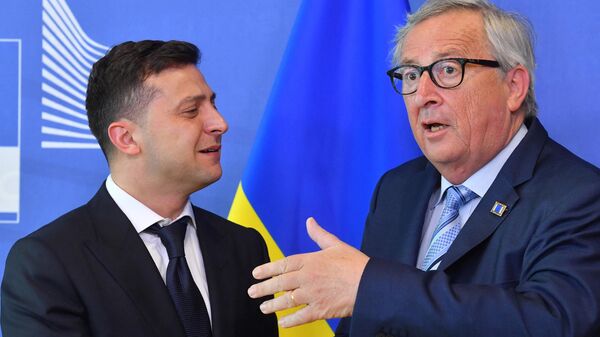 European Commission President Jean-Claude Juncker (R) gestures as he welcomes Ukraine's President Volodymyr Zelensky (L) at the European Commission in Brussels on June 4, 2019. - Sputnik International