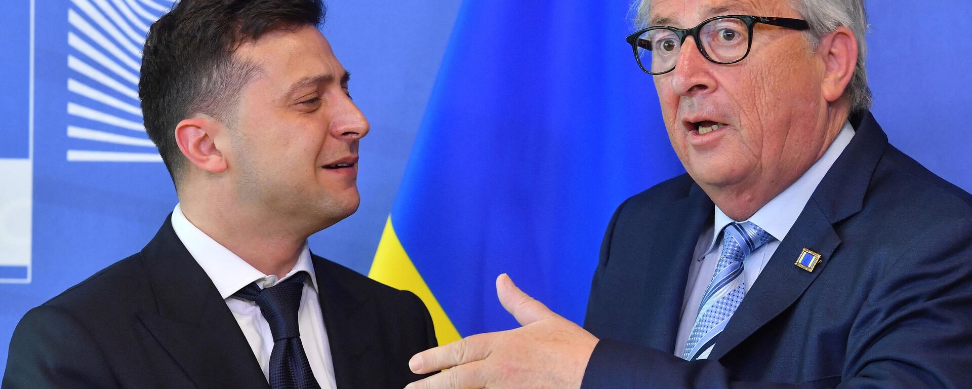European Commission President Jean-Claude Juncker (R) gestures as he welcomes Ukraine's President Volodymyr Zelensky (L) at the European Commission in Brussels on June 4, 2019. - Sputnik International, 1920, 05.10.2023