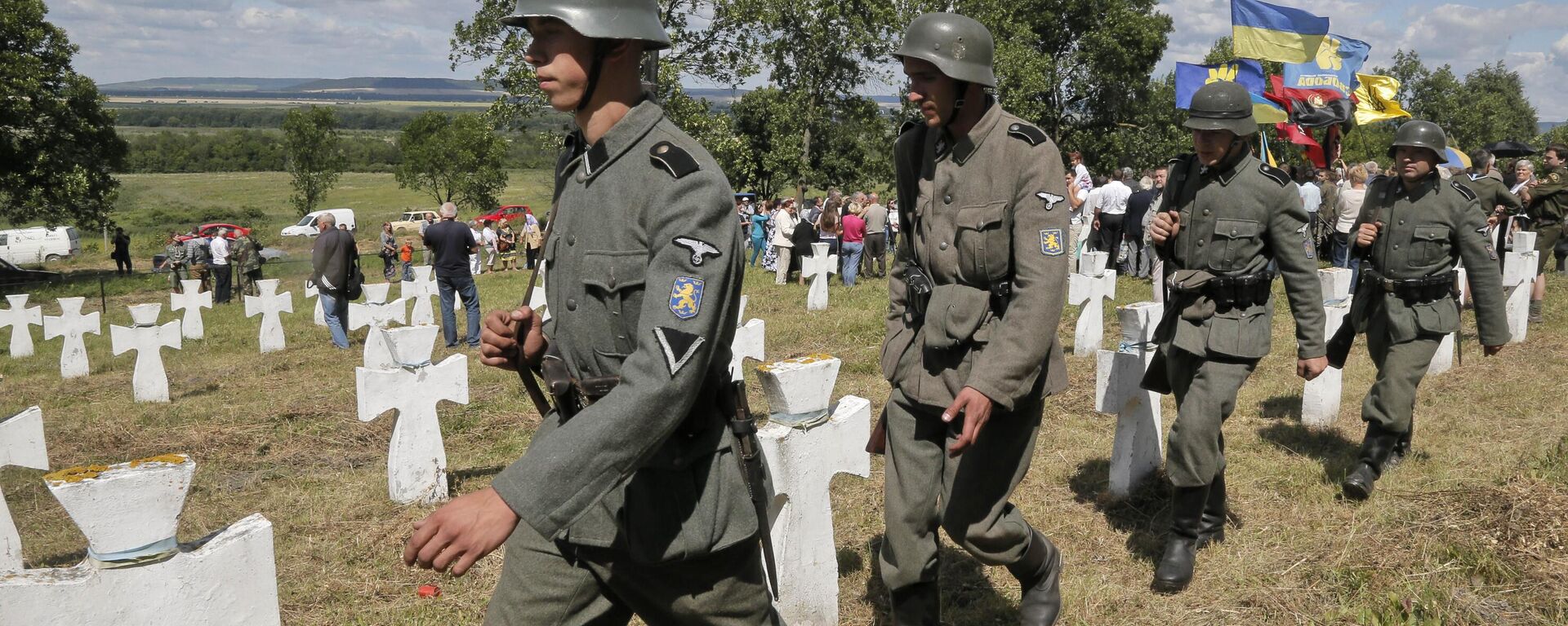 Ukrainians dressed in the SS Galychyna Division uniform march past graves during a re-burial ceremony on the SS Galychyna Division cemetery near the village of Chervone in western Ukraine on Sunday, July 21, 2013. - Sputnik International, 1920, 05.10.2023