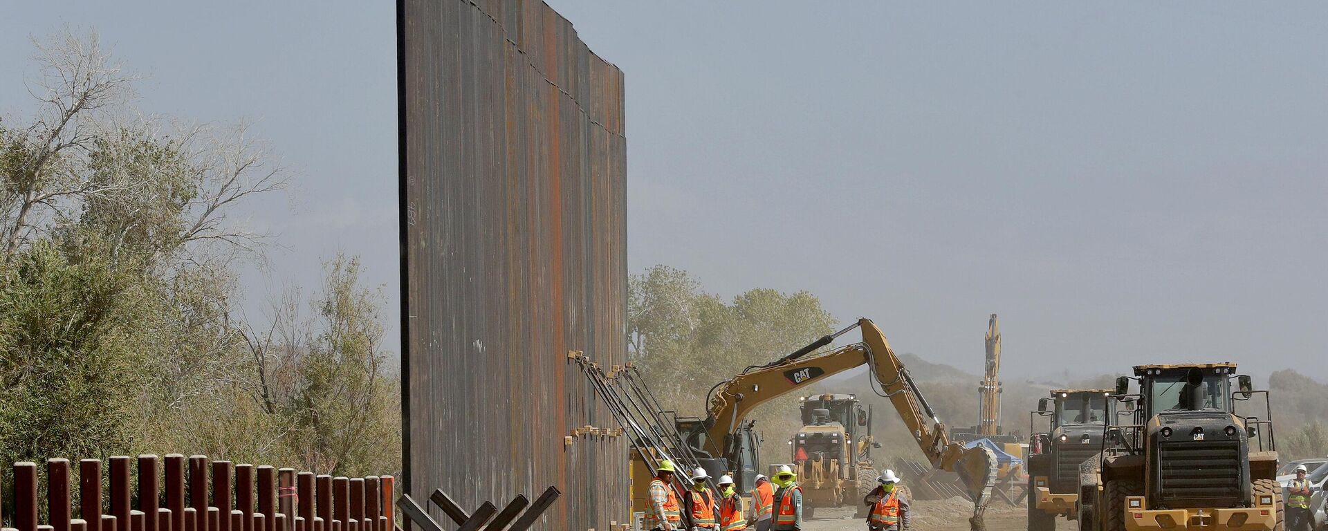 Government contractors erect a section of the Pentagon-funded border wall along the Colorado River, Sept. 10, 2019, in Yuma, Ariz. - Sputnik International, 1920, 06.10.2023