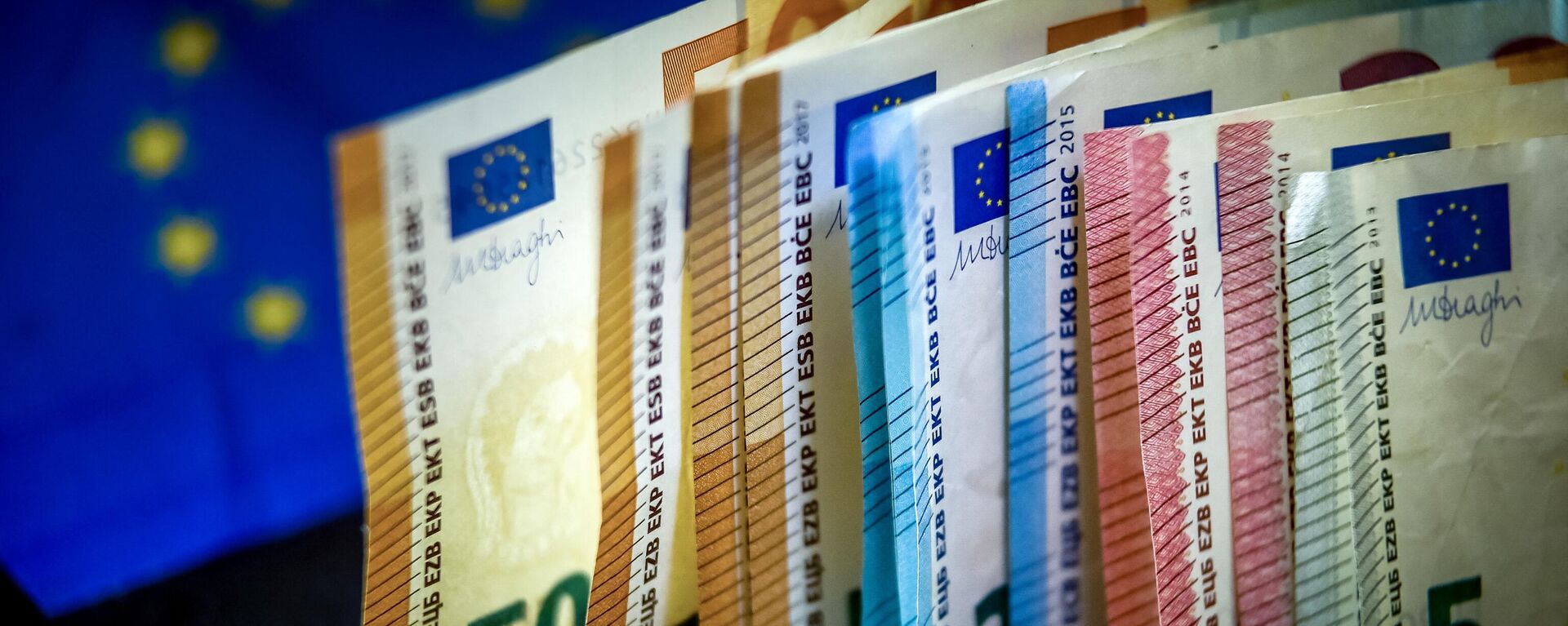 Euro banknotes are displayed next to an European Union flag, in Lille, on March 22, 2019. - Sputnik International, 1920, 06.10.2023