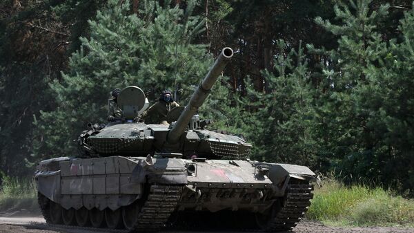 Russian Army T-90 M Proryv tank drives along a road in the direction of the town of Krasny Liman - Sputnik International