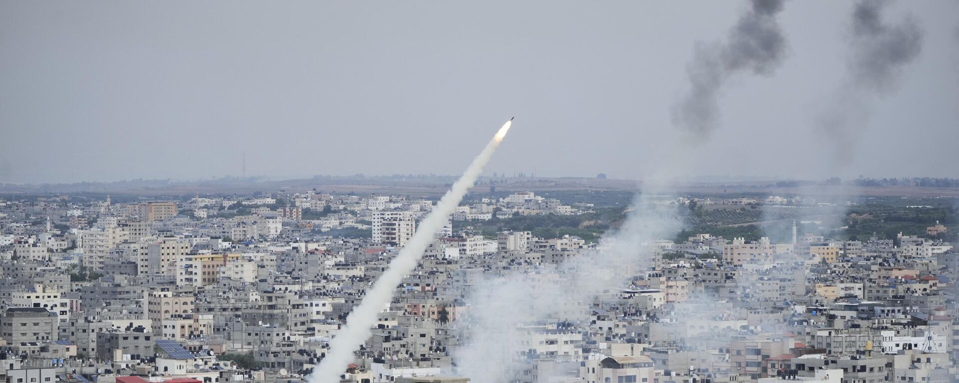 Rockets are launched by Palestinian militants from the Gaza Strip towards Israel, in Gaza, Saturday, Oct. 7, 2023.  - Sputnik International, 1920, 08.10.2023