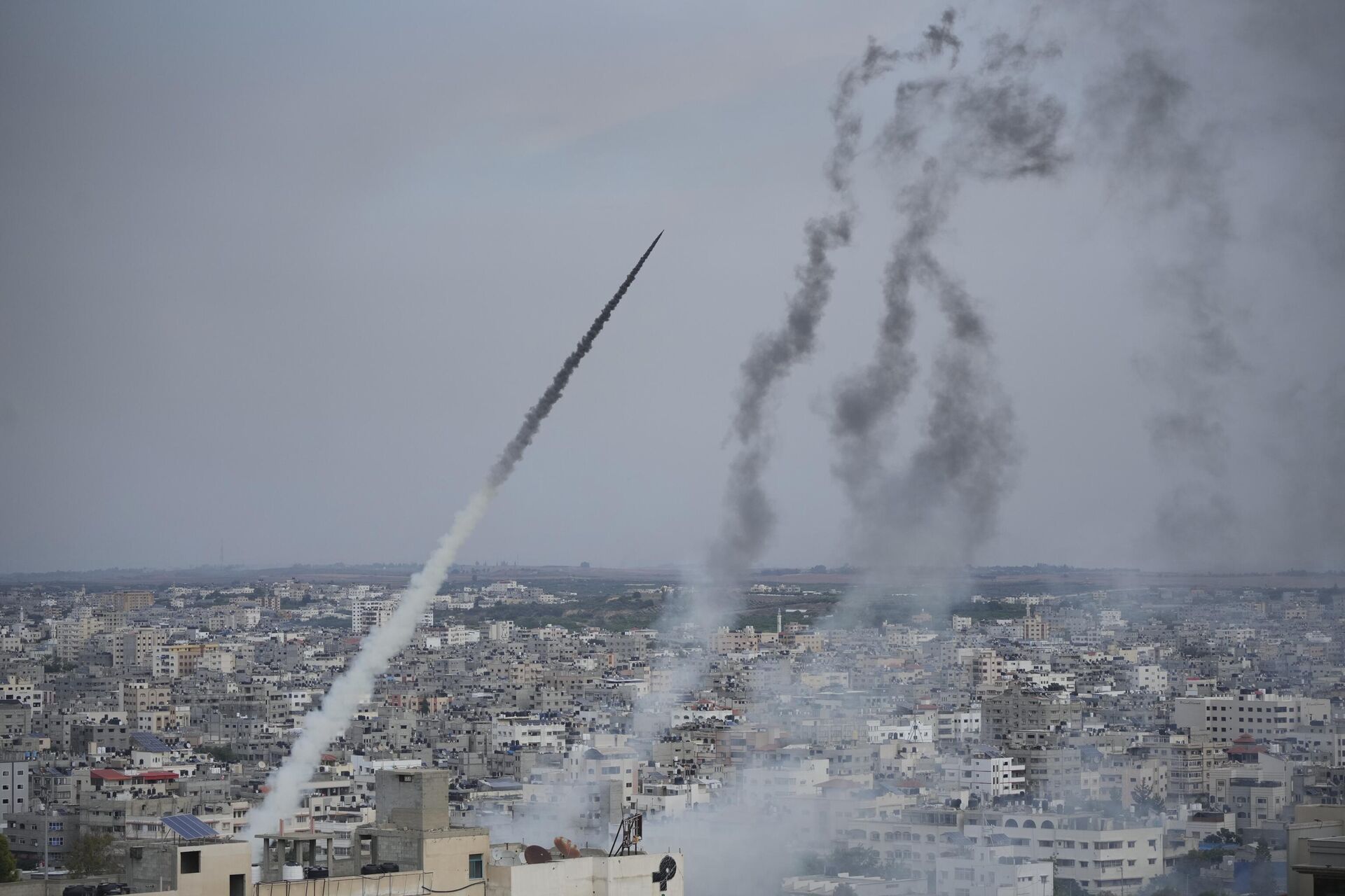 Rockets are launched by Palestinian militants from the Gaza Strip towards Israel, in Gaza, Saturday, Oct. 7, 2023.  - Sputnik International, 1920, 07.10.2023