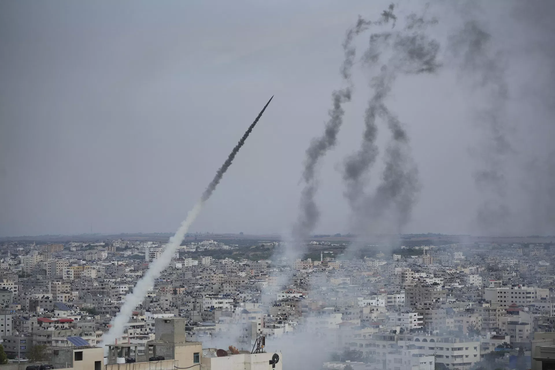 Rockets are launched by Palestinian militants from the Gaza Strip towards Israel, in Gaza, Saturday, Oct. 7, 2023.  - Sputnik International, 1920, 07.10.2023
