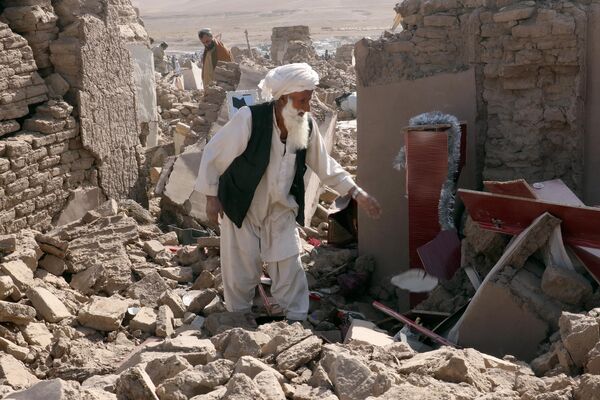 A man cleans up after an earthquake in Zenda Jan district in Herat province, of western Afghanistan, Sunday, Oct. 8, 2023. - Sputnik International