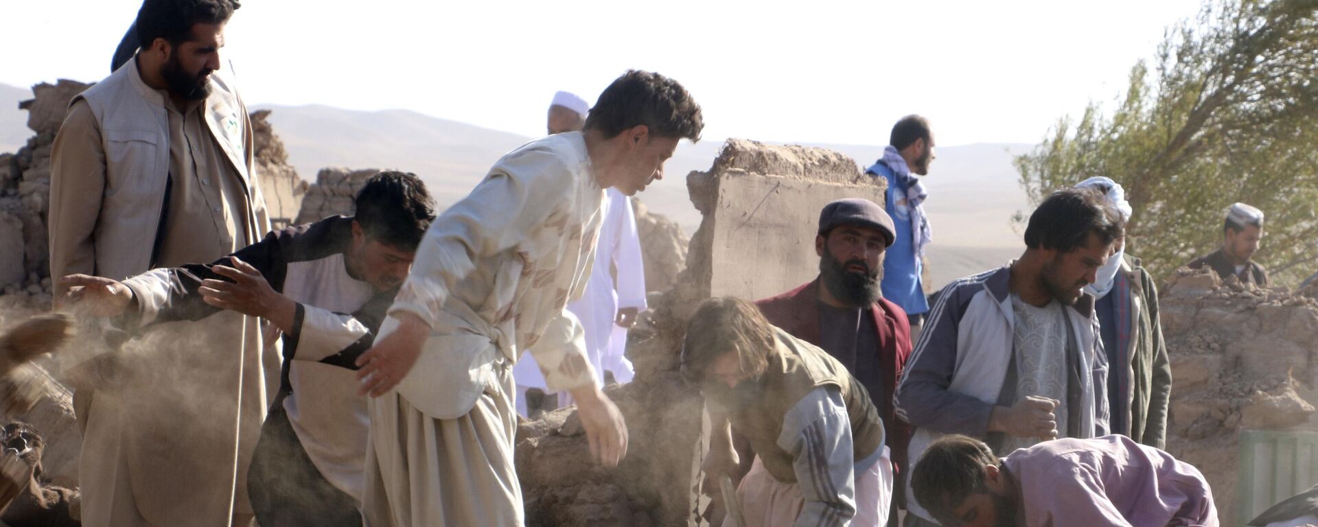 Люди разбирают руины после землетрясения в районе Зенда Джан в провинции Герат на западе Афганистана - Sputnik International, 1920, 08.10.2023