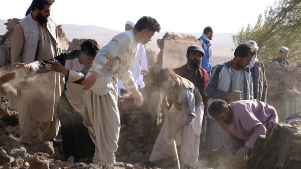 Люди разбирают руины после землетрясения в районе Зенда Джан в провинции Герат на западе Афганистана - Sputnik International