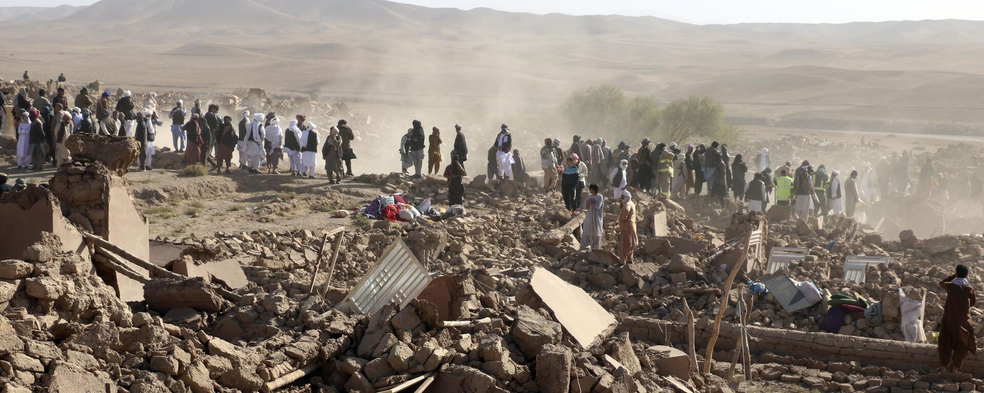 Люди разбирают руины после землетрясения в районе Зенда Джан в провинции Герат на западе Афганистана - Sputnik International, 1920, 11.10.2023