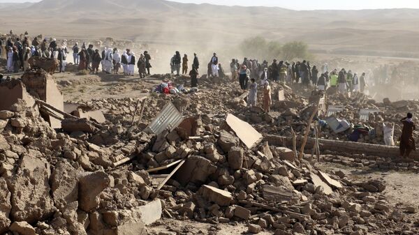 Люди разбирают руины после землетрясения в районе Зенда Джан в провинции Герат на западе Афганистана - Sputnik International