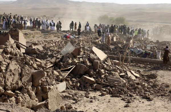 Afghan men search for victims after an earthquake in Zenda Jan district. - Sputnik International