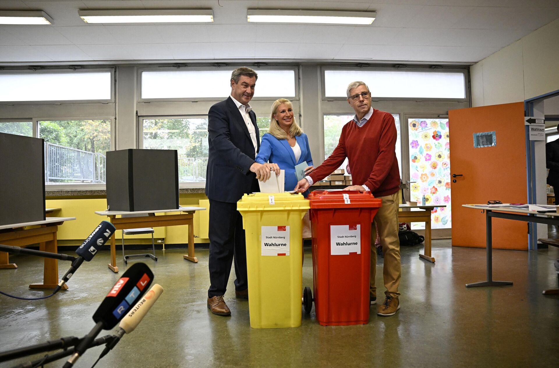 Bavaria's State Premier and top candidate of the conservative Christian Social Union (CSU) party Markus Soeder (L) and his wife Karin Baumueller-Soeder cast their ballots at a polling station in Nuremberg, southern Germany, during regional elections in the southern federal state of Bavaria on October 8, 2023.  - Sputnik International, 1920, 08.10.2023