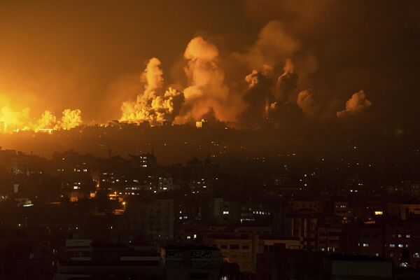 Fire and smoke billow following an Israeli airstrike on Gaza.  - Sputnik International