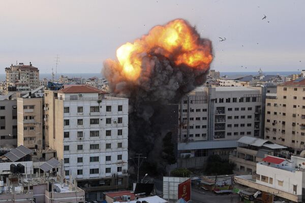 Israeli aviation strikes Gaza&#x27;s National Bank.  - Sputnik International