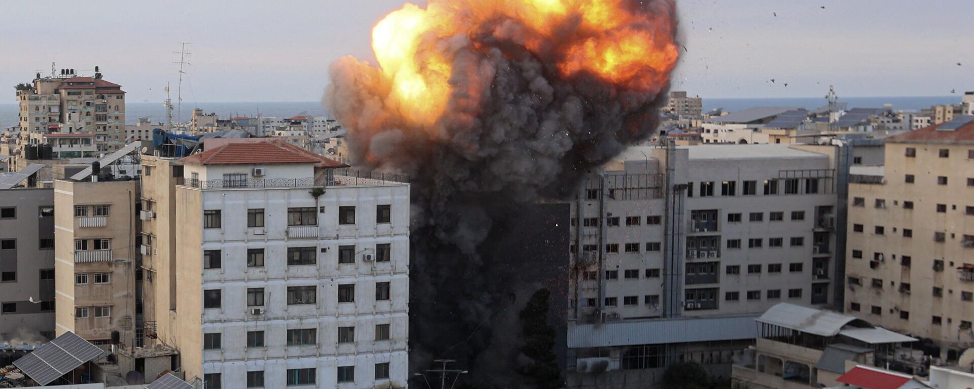 Fire and smoke rise after an Israeli air strike targeted the National Bank on Gaza City, on October 8, 2023.  - Sputnik International, 1920, 13.10.2023