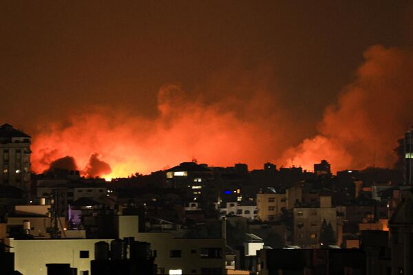 Smoke billows from the Gaza Strip as the IDF hits residential buildings.   - Sputnik International