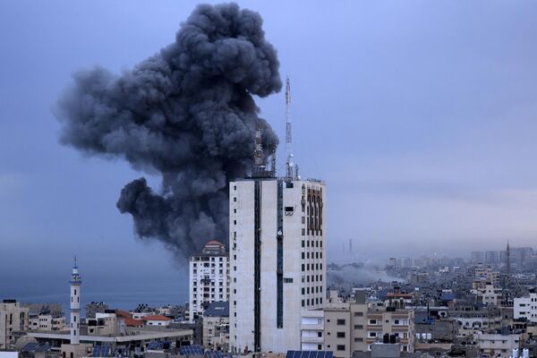Clouds of smoke rise over the Gaza Strip after an Israeli strike.  - Sputnik International