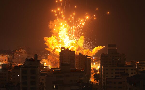 Missile explosion in Gaza illuminates the night.  - Sputnik International