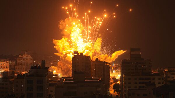 A missile explodes in Gaza City during an Israeli air strike on October 8, 2023 - Sputnik International