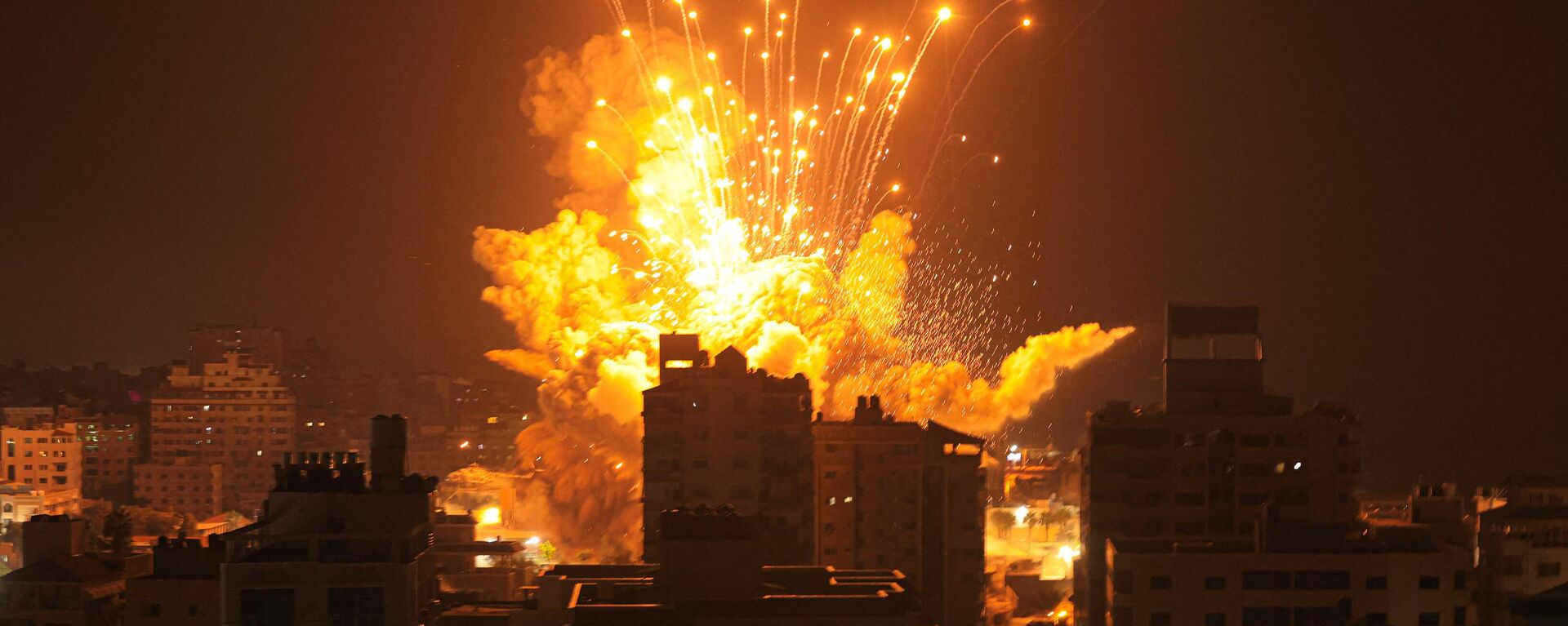 A missile explodes in Gaza City during an Israeli air strike on October 8, 2023 - Sputnik International, 1920, 11.10.2023