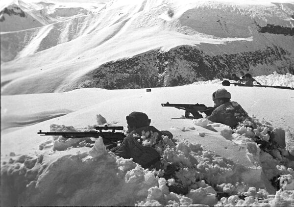 It was not until January 1, 1943, that the German forces started retreating. The second stage of the battle fo,r the Caucasus - the liberation stage - began. At the initial stage (January 1 - February 4, 1943) the enemy was pushed back from the foothills of the Caucasus to the lower part of the Kuban River.Above: The Red Army soldiers of a mountain rifle division defending one of the Caucasus mountain passes, December 1942. - Sputnik International