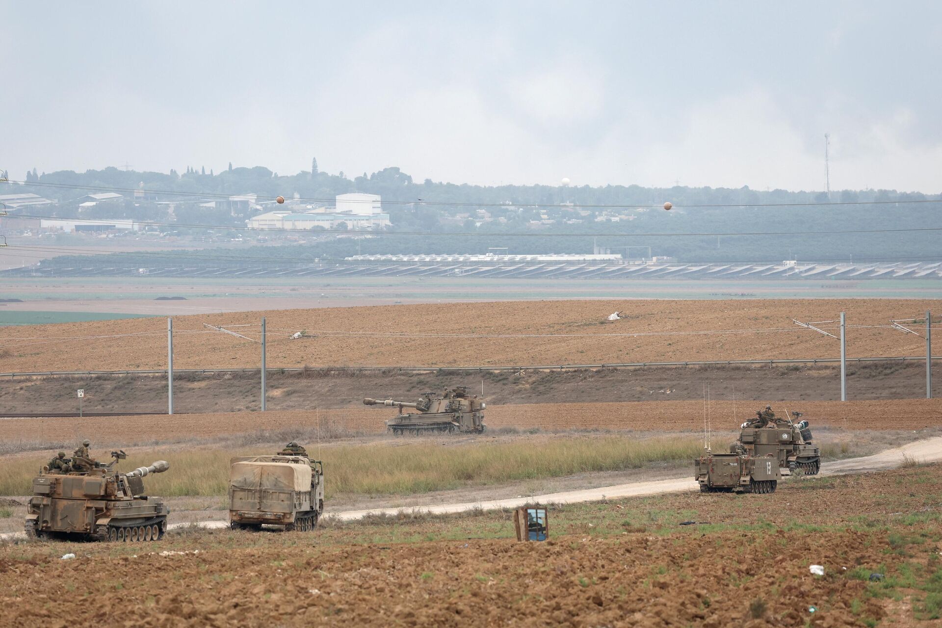 Israeli troops take position at the border with Gaza in southern Israel on October 9, 2023.  - Sputnik International, 1920, 09.10.2023