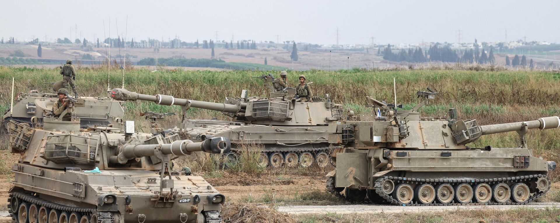 Israeli army soldiers are positioned with their armoured vehicles near the border with the Gaza Strip in southern Israel on October 9, 2023.  - Sputnik International, 1920, 11.10.2023