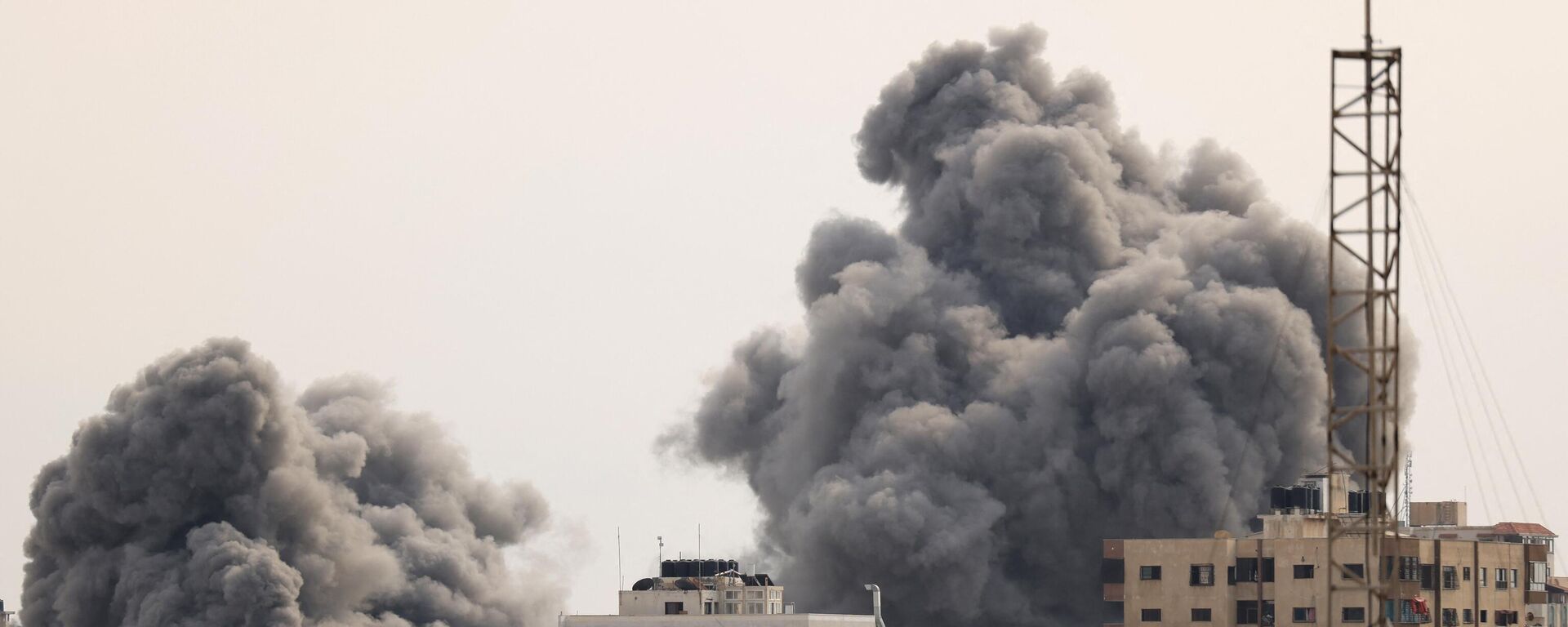 A black plume of smoke billows behind highrise buildings in the sky during an Israeli airstrike on Gaza City on October 9, 2023.  - Sputnik International, 1920, 11.10.2023
