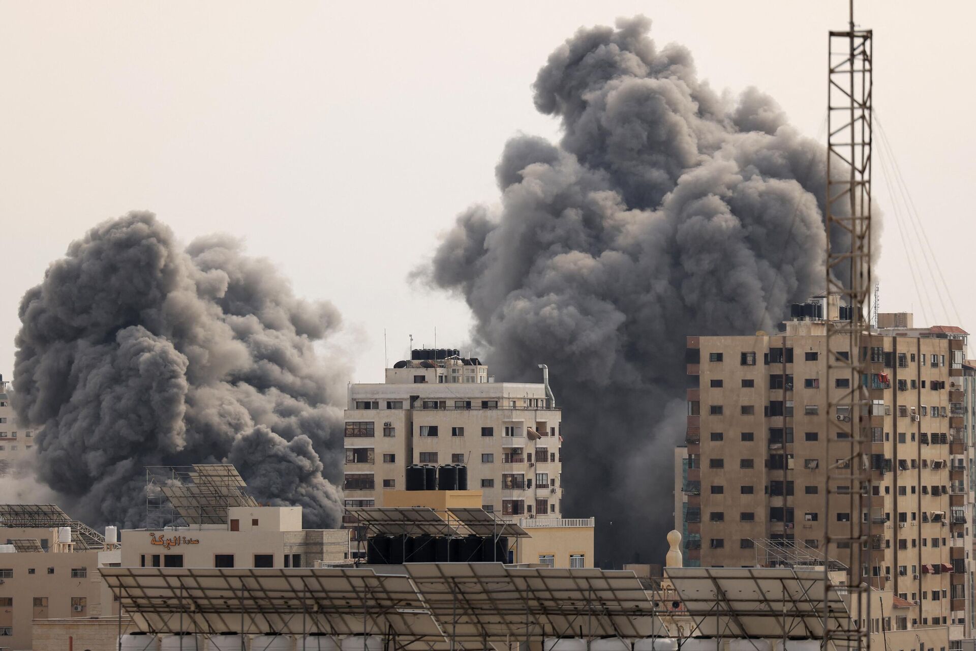 A black plume of smoke billows behind highrise buildings in the sky during an Israeli airstrike on Gaza City on October 9, 2023.  - Sputnik International, 1920, 10.10.2023