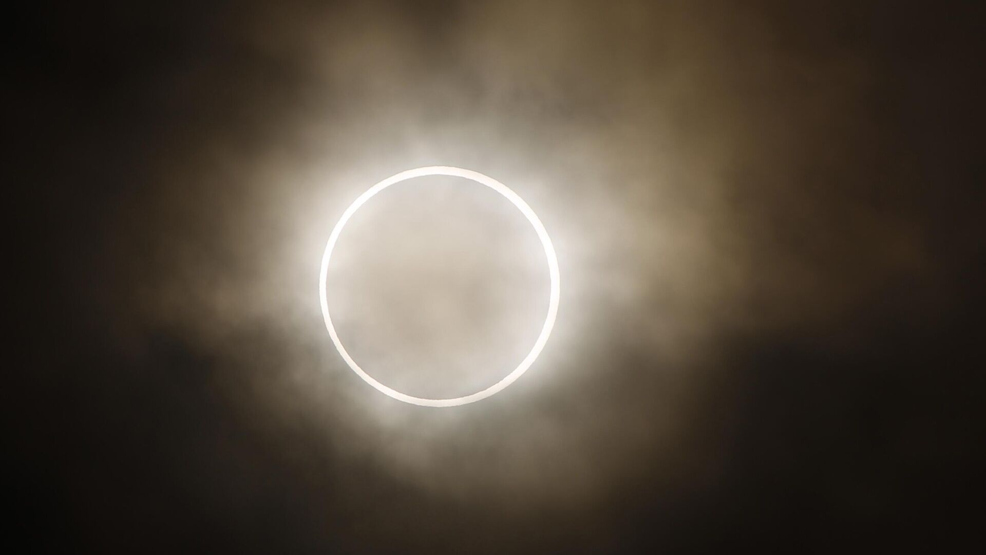 An annular eclipse appears at a waterfront park in Yokohama, near Tokyo, Monday, May 21, 2012.  Tens of millions in the Americas will have front-row seats Saturday, Oct. 7, 2023 for a “ring of fire” eclipse of the sun. What's called an annular solar eclipse _ better known as a ring of fire _ will briefly dim the skies over sections of the western U.S. and Central and South America on Saturday.  - Sputnik International, 1920, 28.07.2025