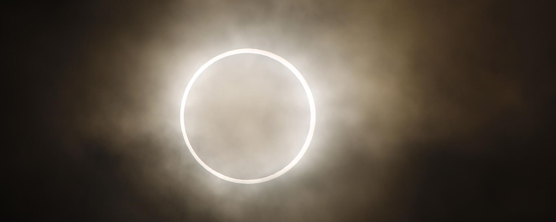 An annular eclipse appears at a waterfront park in Yokohama, near Tokyo, Monday, May 21, 2012.  Tens of millions in the Americas will have front-row seats Saturday, Oct. 7, 2023 for a “ring of fire” eclipse of the sun. What's called an annular solar eclipse _ better known as a ring of fire _ will briefly dim the skies over sections of the western U.S. and Central and South America on Saturday.  - Sputnik International, 1920, 10.10.2023
