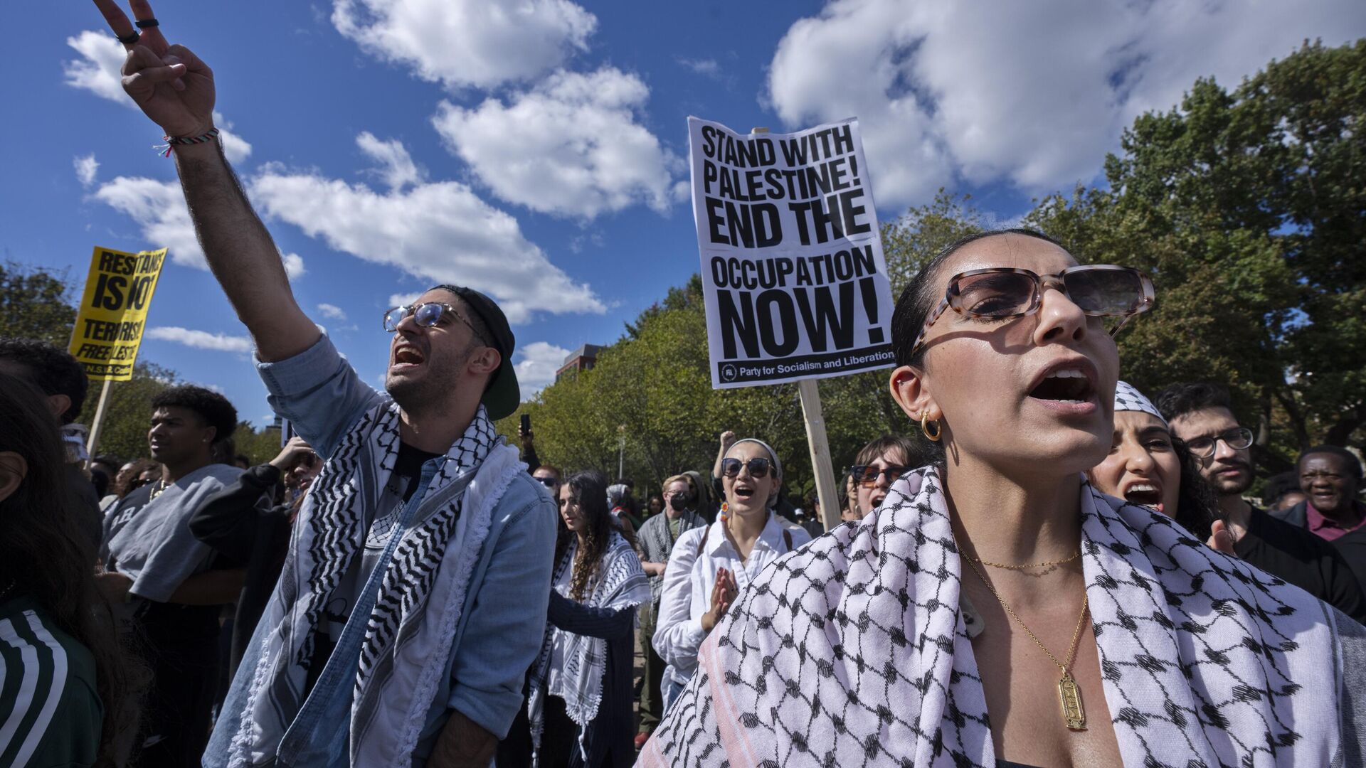 Pro-Palestinian demonstrators including Laila, right, and Moustafa, left, rally outside the White House in Washington, Sunday, Oct. 8, 2023. Supporters of Israel and backers of the Palestinian cause rallied in many American cities Sunday over the conflict that has killed hundreds and wounded thousands in the Middle East. Pro-Palestinian demonstrators including Laila, right, and Moustafa, left, rally outside the White House in Washington, Sunday, Oct. 8, 2023. Supporters of Israel and backers of the Palestinian cause rallied in many American cities Sunday over the conflict that has killed hundreds and wounded thousands in the Middle East. - Sputnik International, 1920, 10.10.2023