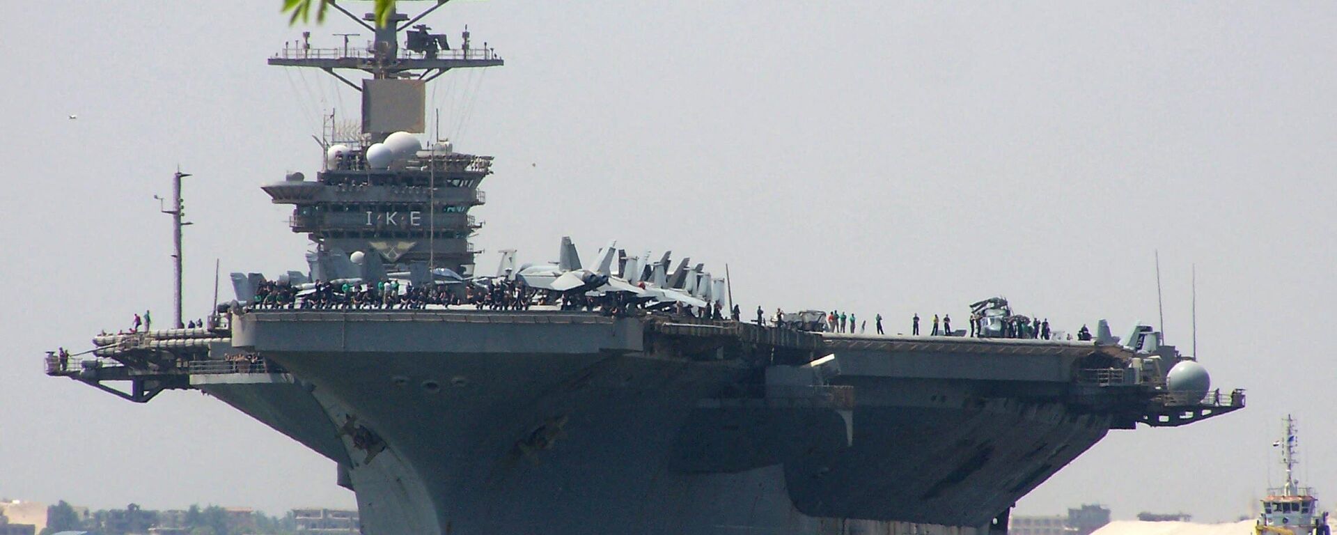 A picture taken on June 13, 2013 shows the American Nimitz-class aircraft carrier USS Dwight D. Eisenhower crossing the Suez canal off the coast of Ismailia port city, east of Cairo - Sputnik International, 1920, 10.10.2023