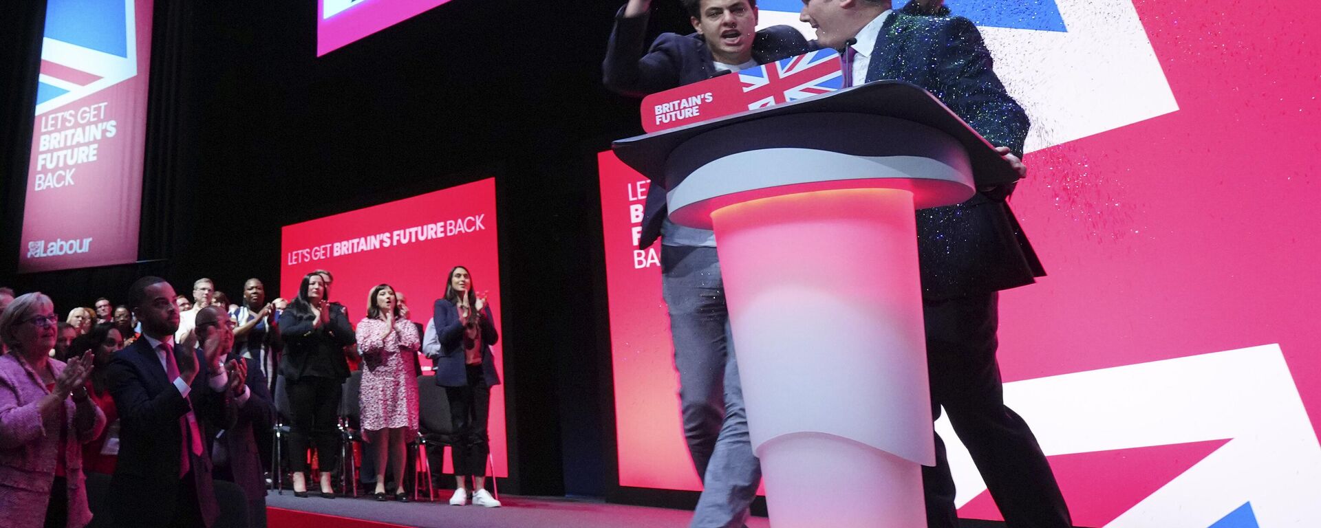 An unidentified man throw confetti as Britain's opposition Labour Party leader Keir Starmer speaks at the Labour Party conference in Liverpool, England, Tuesday, Oct. 10, 2023. - Sputnik International, 1920, 10.10.2023