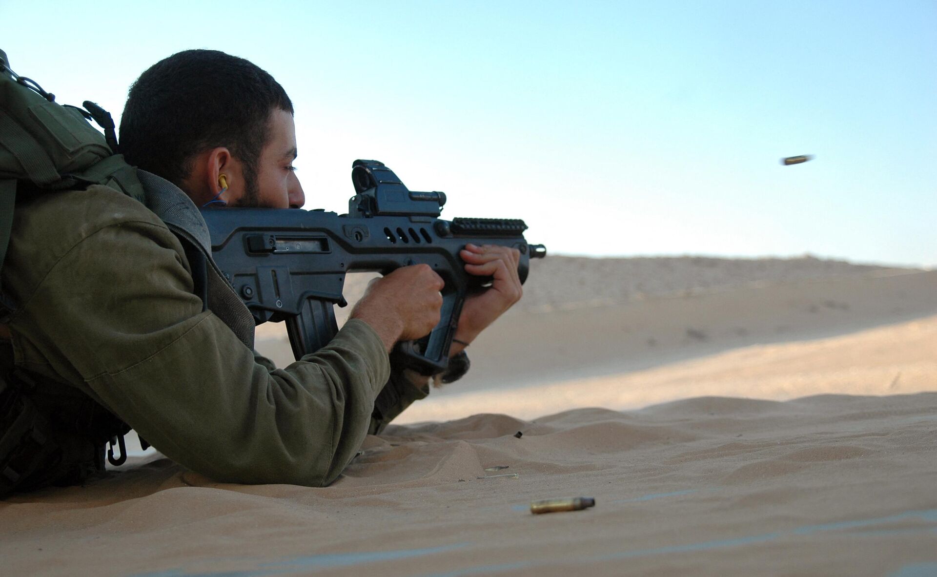 An Israeli soldier fires a TAR-21 weapon, which stands for Tavor Assault Rifle - 21st Century at a military shooting range in southern Israel on July 6, 2009. - Sputnik International, 1920, 11.10.2023