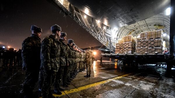 Winter uniforms for Ukrainian army delivered to Borispol airport from Canada - Sputnik International