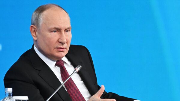 Russian President Vladimir Putin speaks at the plenary session of the REW-2023 forum - Sputnik International
