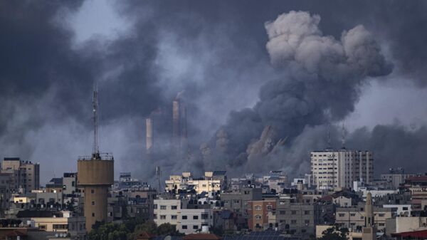 Smoke rises following an Israeli airstrike in Gaza City - Sputnik International