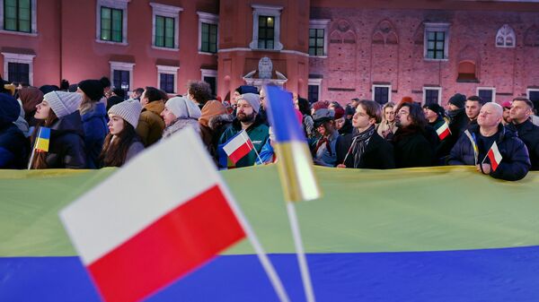 People with Polish and Ukrainian flags in Warsaw, Poland, on April 5, 2023. - Sputnik International